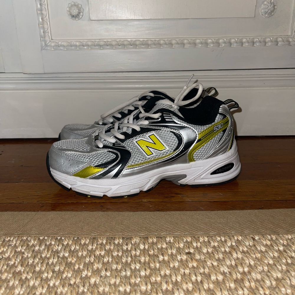 New Balance 530 sneakers size 8 worn once